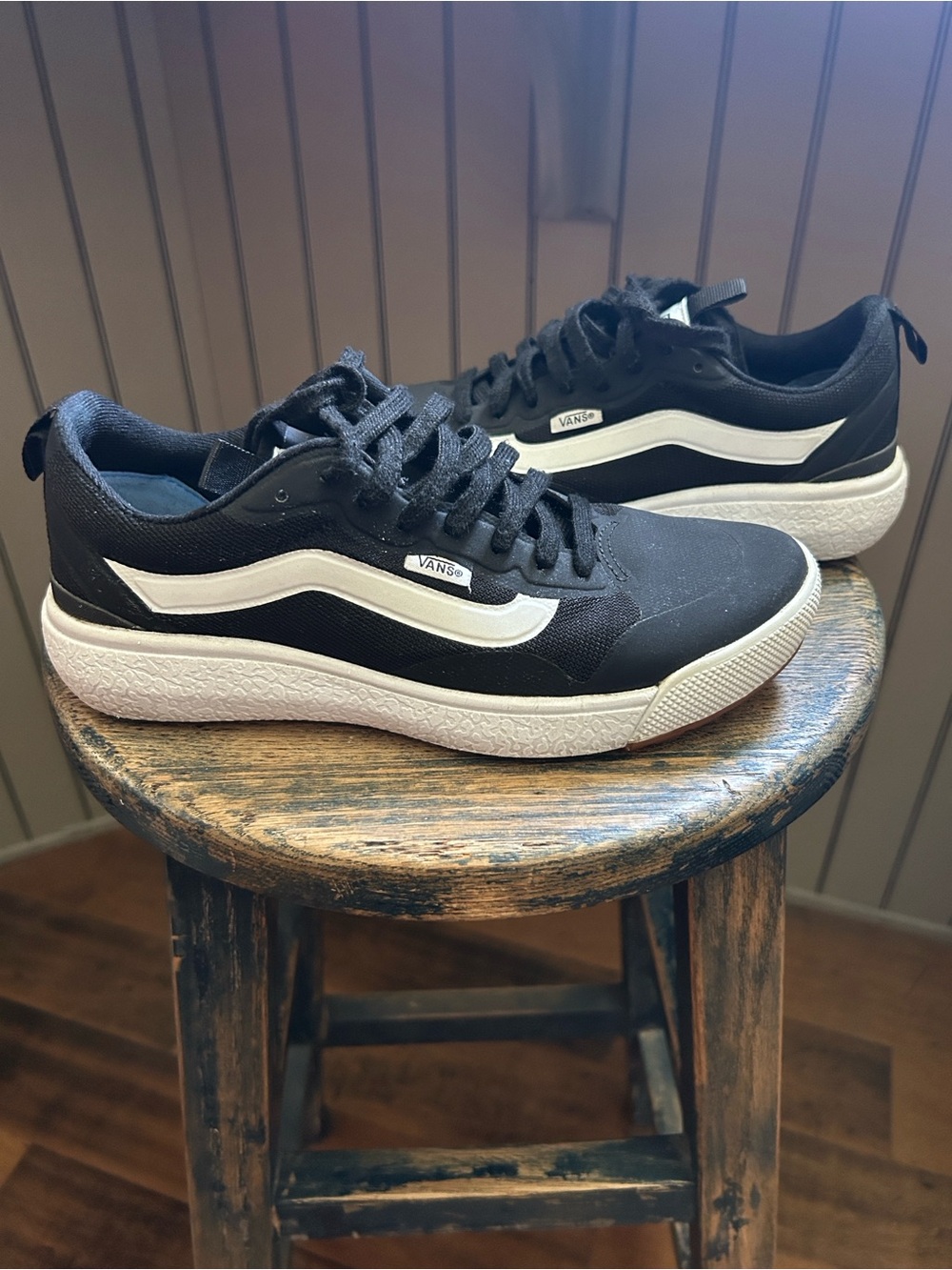 Vans Ultra Range Black and White Low-Top Sneakers M 6.5 / W 8